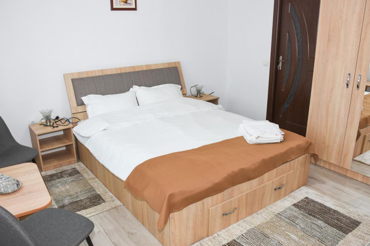 Tomis House Hotel Curtea de Argeş Екстериор снимка