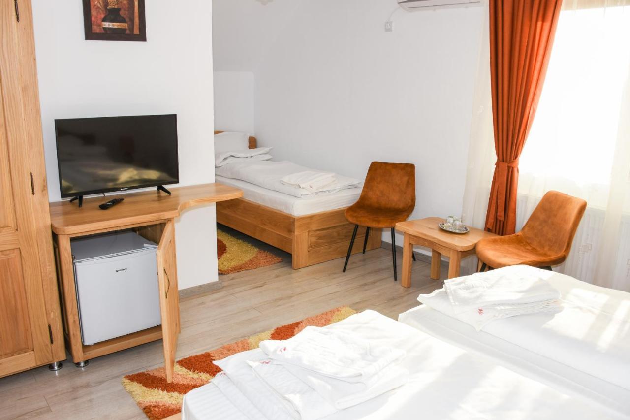 Tomis House Hotel Curtea de Argeş Екстериор снимка