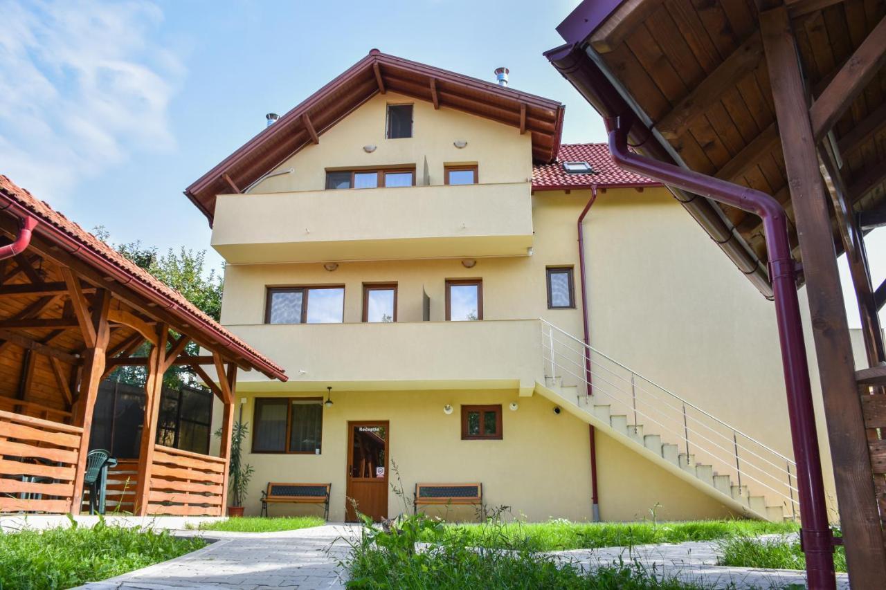 Tomis House Hotel Curtea de Argeş Екстериор снимка